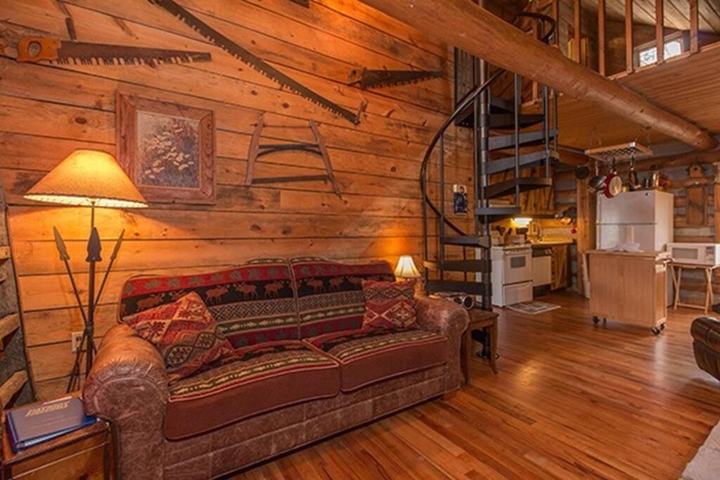 The Pine Knot * Sevierville